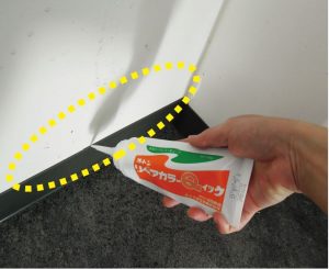 巾木とクロスや床材のスキマに